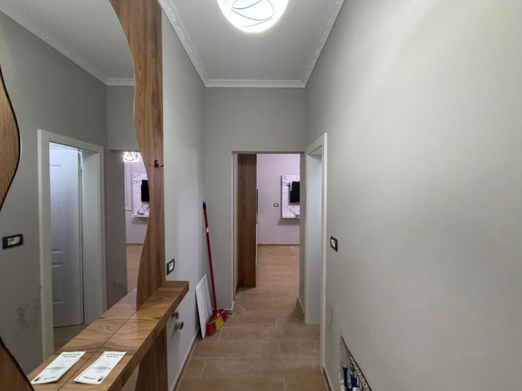 Shitet Garzoniere  shkembi kavajes  