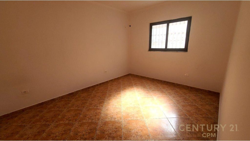 Godinë 3-katëshe me oborr për qira – pranë Komisariatit Nr. 1 1,850 € /Muaj