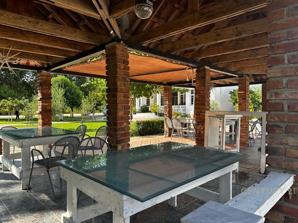 Hotel me pishine me qira 5 minuta nga TEG