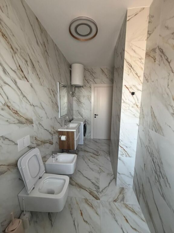 Apartament 1+1 me qira + 2 poste parkimi – Xhamllik