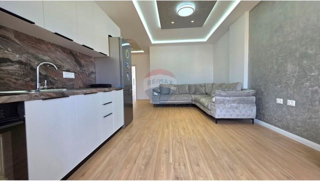 🌅 Apartament 2+1+2 me pamje nga deti në Lungomare, Vlorë 🌊
