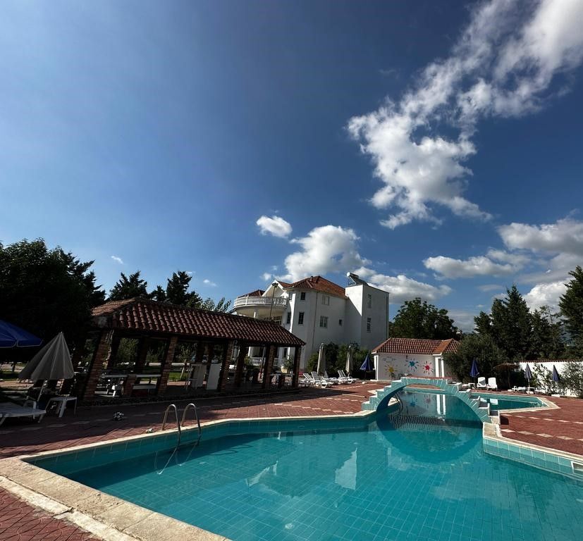 Hotel me pishine me qira 5 minuta nga TEG