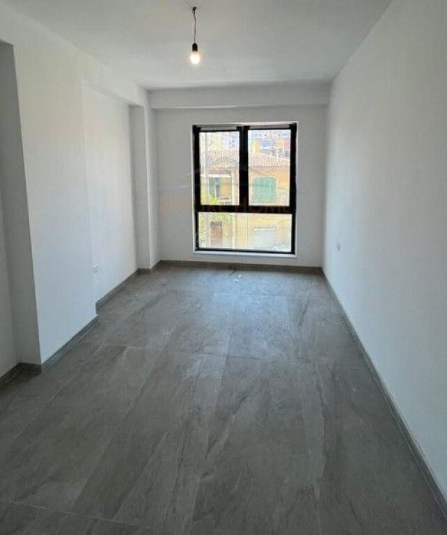 Qera, Ambient biznesi,Myslym Shyri