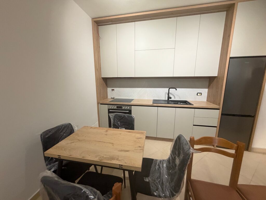 2+1,i mobiluar per here te pare,rruga peti liqeni i thate,650 euro