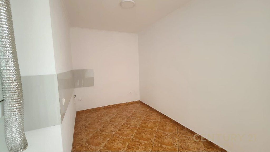 Godinë 3-katëshe me oborr për qira – pranë Komisariatit Nr. 1 1,850 € /Muaj