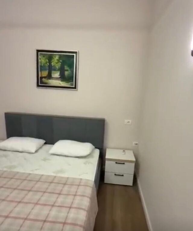 Apartament 1+1 (i modifikuar) tek Blloku i Ambasadave pranr Rruges se Durresit!