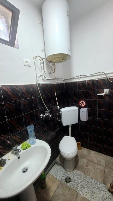 Godinë 3-katëshe me oborr për qira – pranë Komisariatit Nr. 1 1,850 € /Muaj