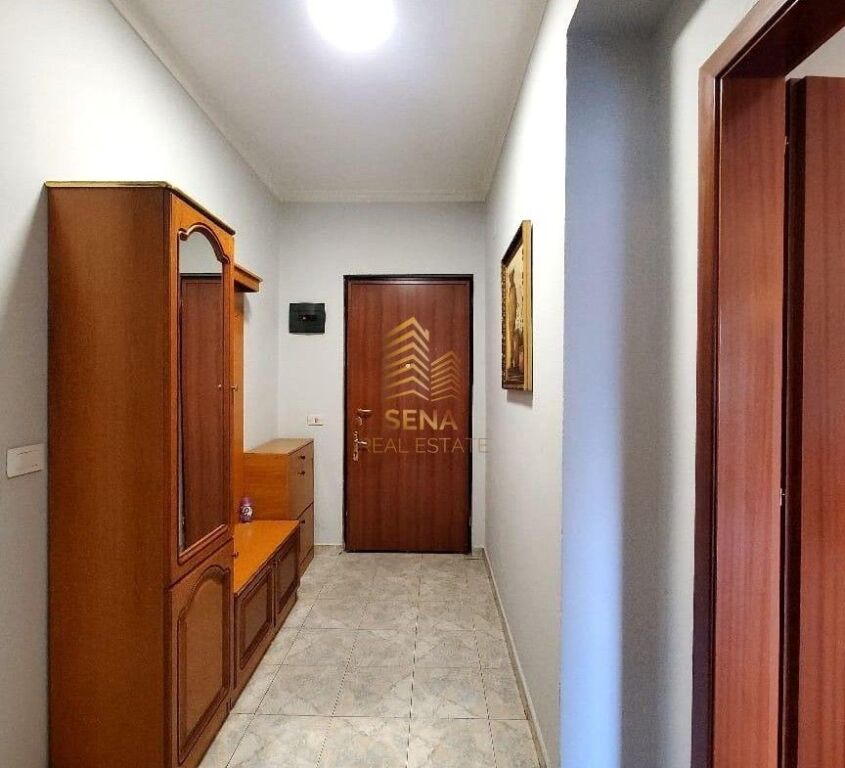 Affitto, Appartamento 1+1+balcone+deposito, Via Bardhyl, 45.000 Lek/mese.