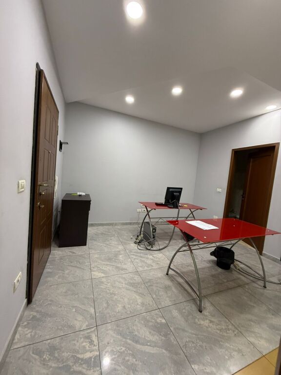 Zyre per qera 55m2 ne Qender