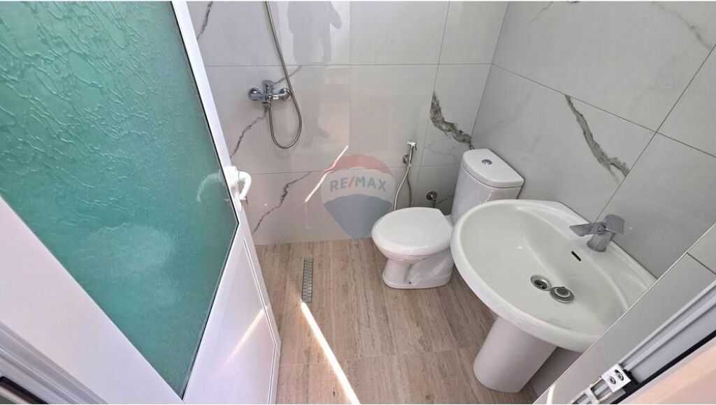 🌅 Apartament 2+1+2 me pamje nga deti në Lungomare, Vlorë 🌊