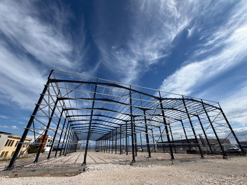 JEPET ME QERA KAPANON PRANE METRIN NE AUTOSTRADE, DURRES