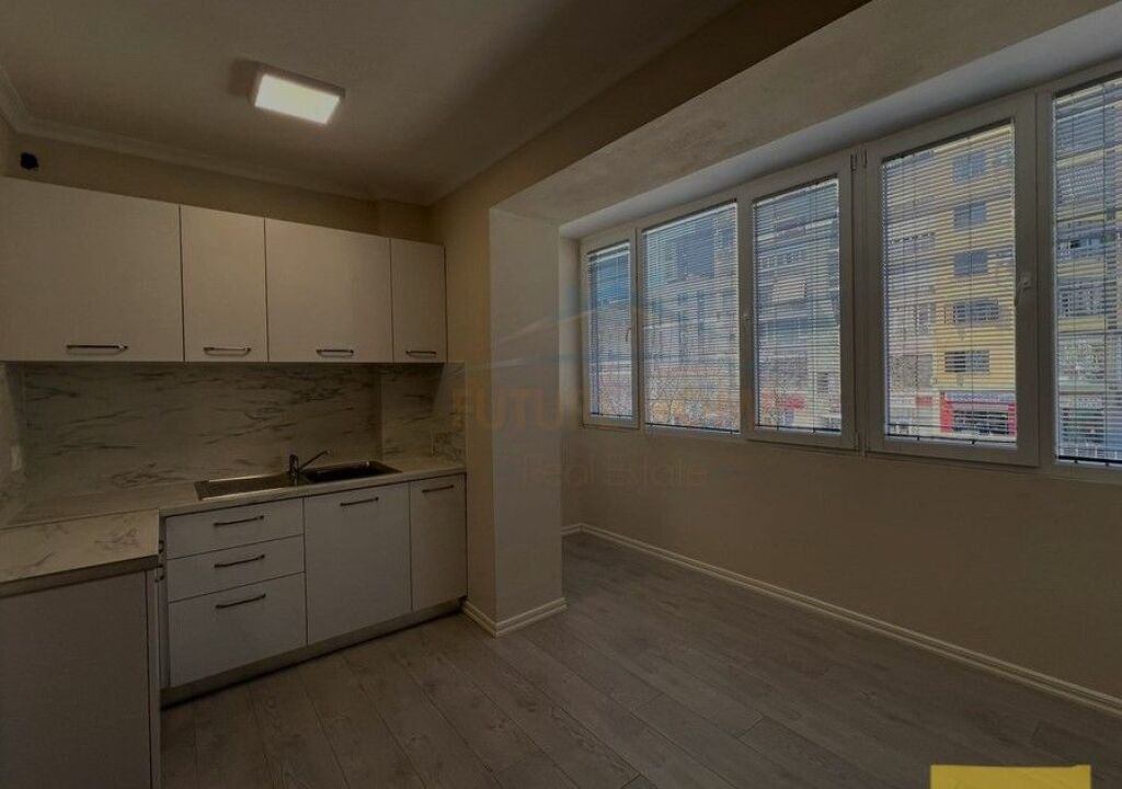 Qera, Ambient Zyre, 21 Dhjetori