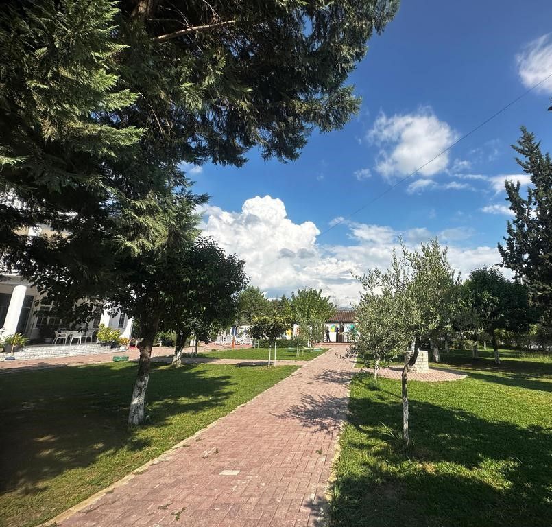 Hotel me pishine me qira 5 minuta nga TEG