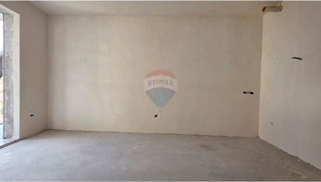 APARTAMENT 1+1 NË SHITJE PRANË PORTIT – VLORË