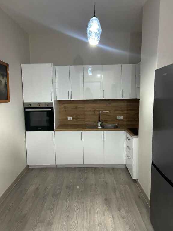 Jepet me qira apartament modern 1+1 tek Kompleksi Eshli! Brryli
