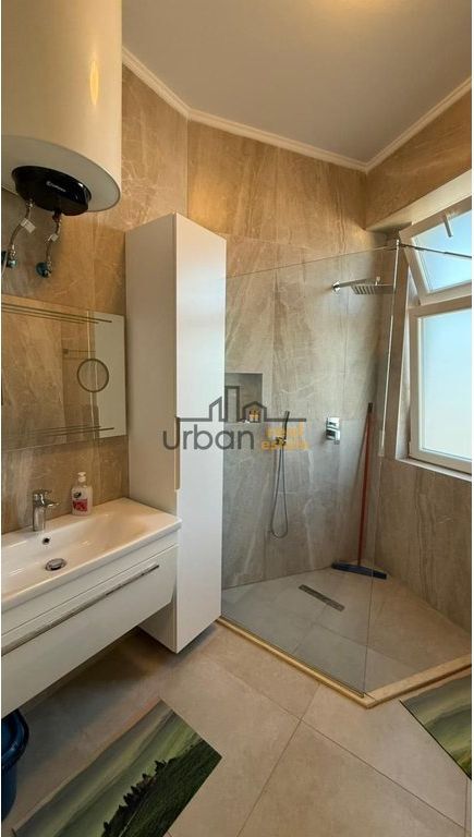 Affitto, Appartamento 2+1+2, Centro, Tirana - 1200€ | 110 m²