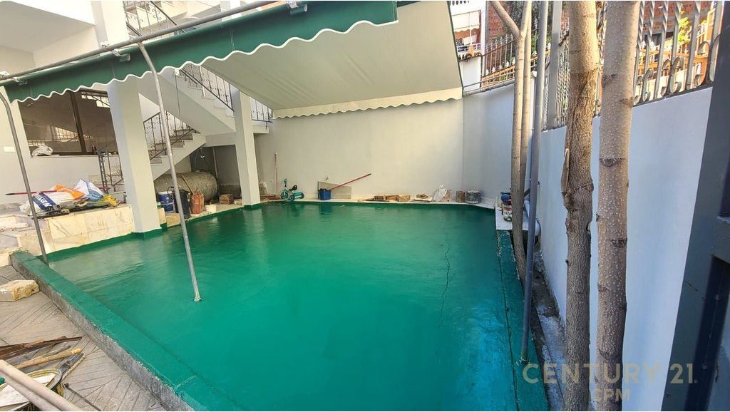 Godinë 3-katëshe me oborr për qira – pranë Komisariatit Nr. 1 1,850 € /Muaj