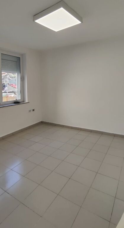 Jepet Ambjent me qera per biznes - Vasil Shanto ! 600€