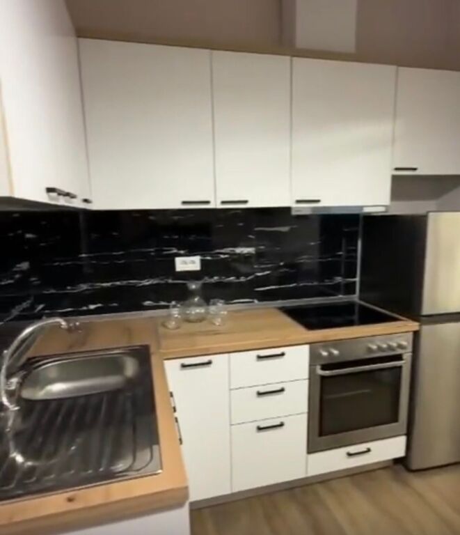 Apartament 1+1 (i modifikuar) tek Blloku i Ambasadave pranr Rruges se Durresit!