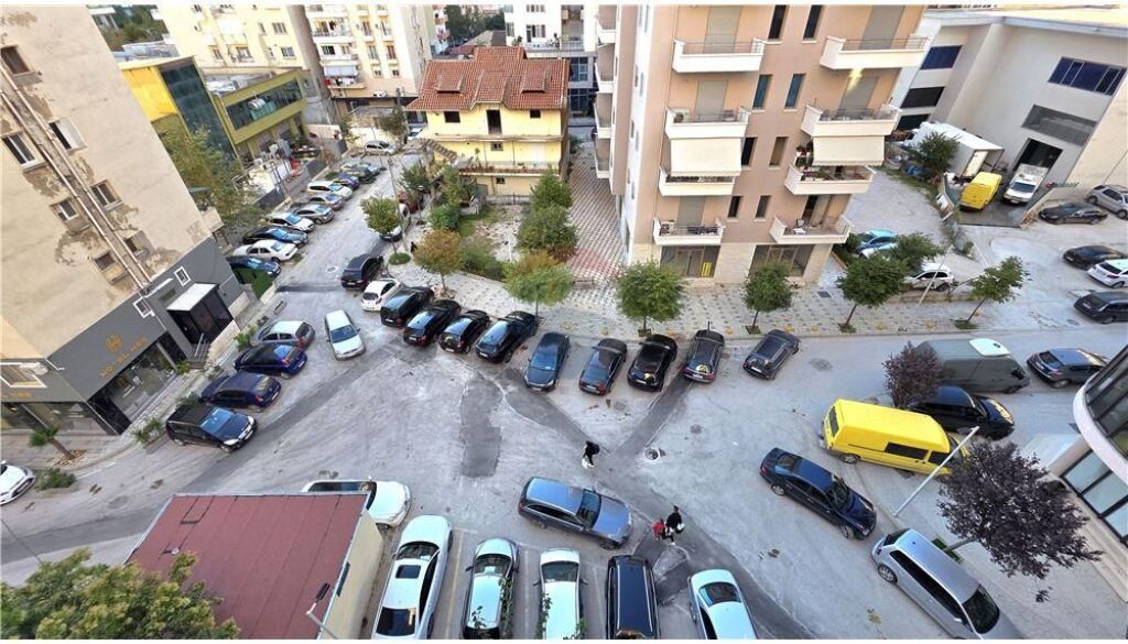 🌇 Apartament 2+1 në zemër të Skelës, Vlorë – vetëm 200 m nga Lungomare 🌊