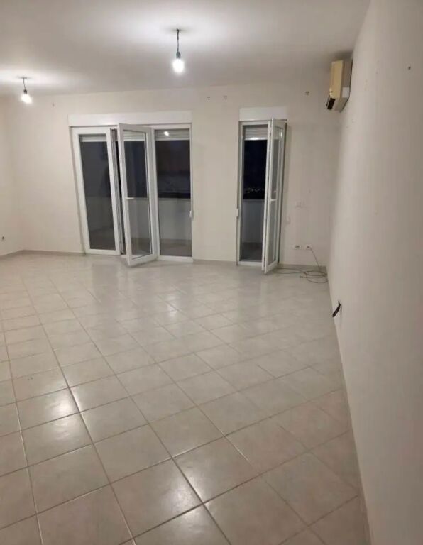 Jepet apartament 2+1+2 me qira ne Tirane, rruga Frosina Plaku
