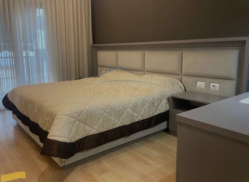 Shitet, Apartament 3+1+2+ Post Parkimi, Rruga e Kosovareve, Tiranë