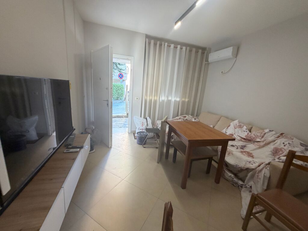 2+1,i mobiluar per here te pare,rruga peti liqeni i thate,650 euro