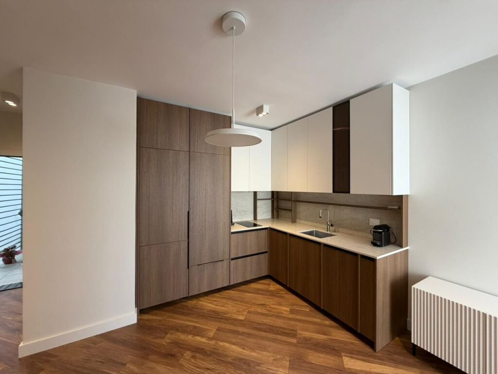 Shitet Apartament 1+1 pran kazazit durres