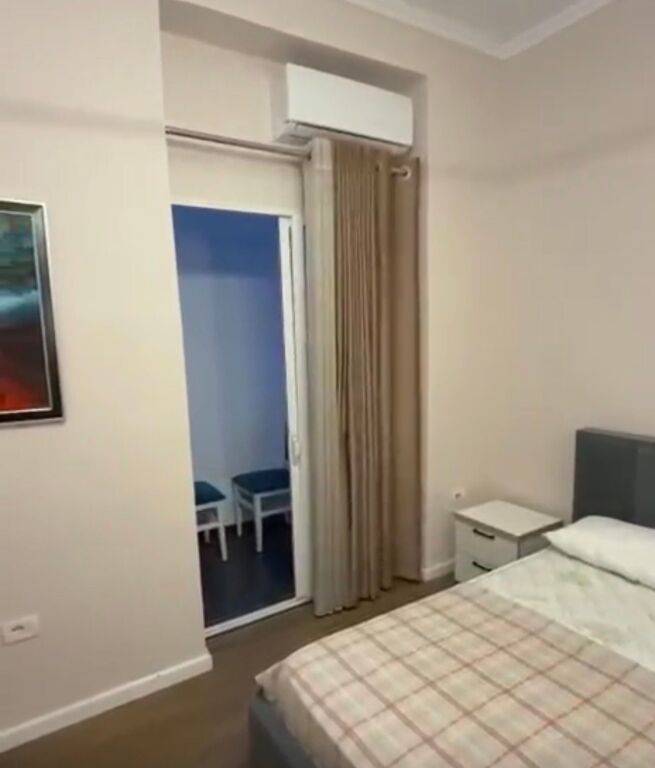 Apartament 1+1 (i modifikuar) tek Blloku i Ambasadave pranr Rruges se Durresit!