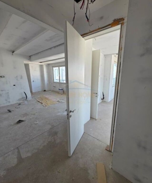 Shitet, Apartament 1+1+2, tek Ish Ekspozita, Tiranë