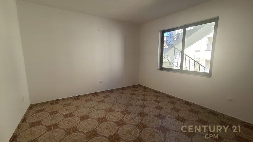 Godinë 3-katëshe me oborr për qira – pranë Komisariatit Nr. 1 1,850 € /Muaj