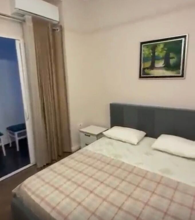 Apartament 1+1 (i modifikuar) tek Blloku i Ambasadave pranr Rruges se Durresit!