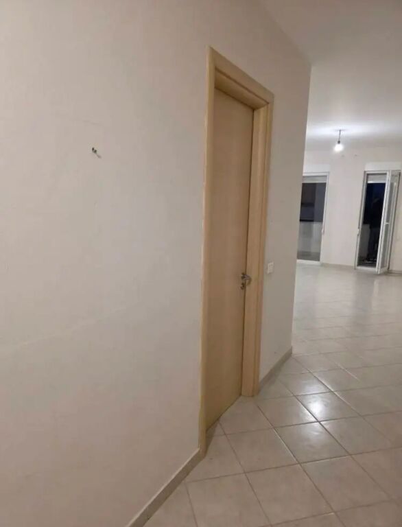 Jepet apartament 2+1+2 me qira ne Tirane, rruga Frosina Plaku