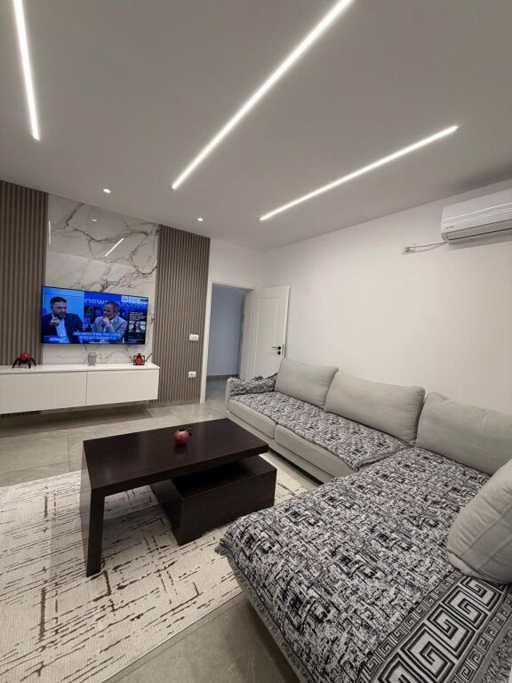 APARTAMNET ME QERA - RR. “5 MAJI”, MBAS QENDRES CONCORD,