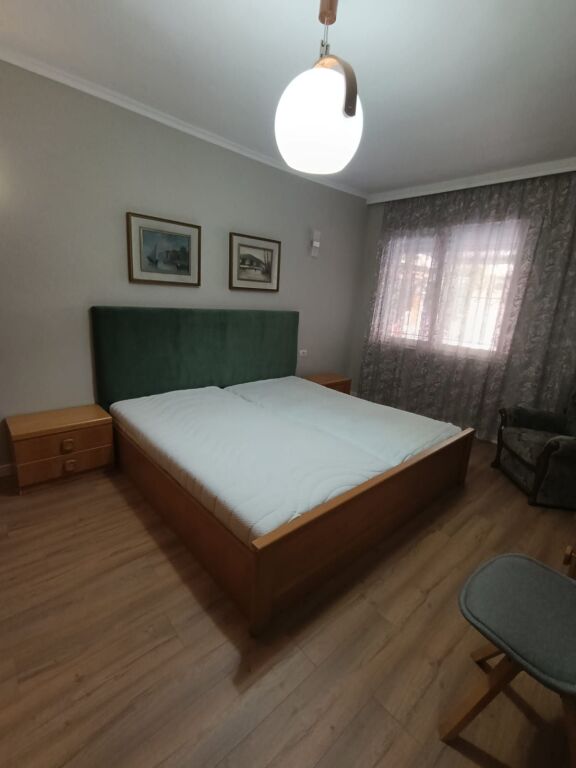 Jepet me qira apartament 2+1 në një nga zonat më të preferuara të Tiranës, në bllok!