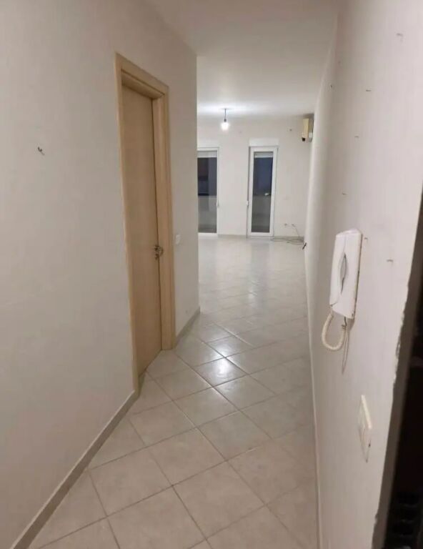 Jepet apartament 2+1+2 me qira ne Tirane, rruga Frosina Plaku
