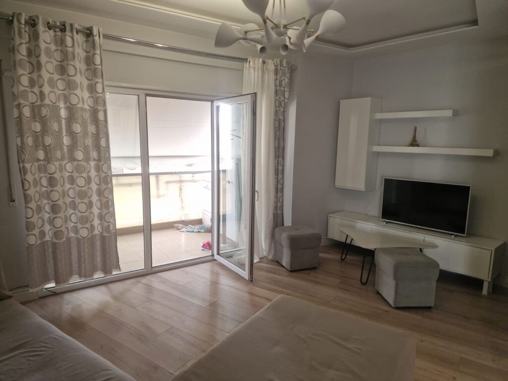 Shitet apartament 2+1+2 te Komuna e Parisit