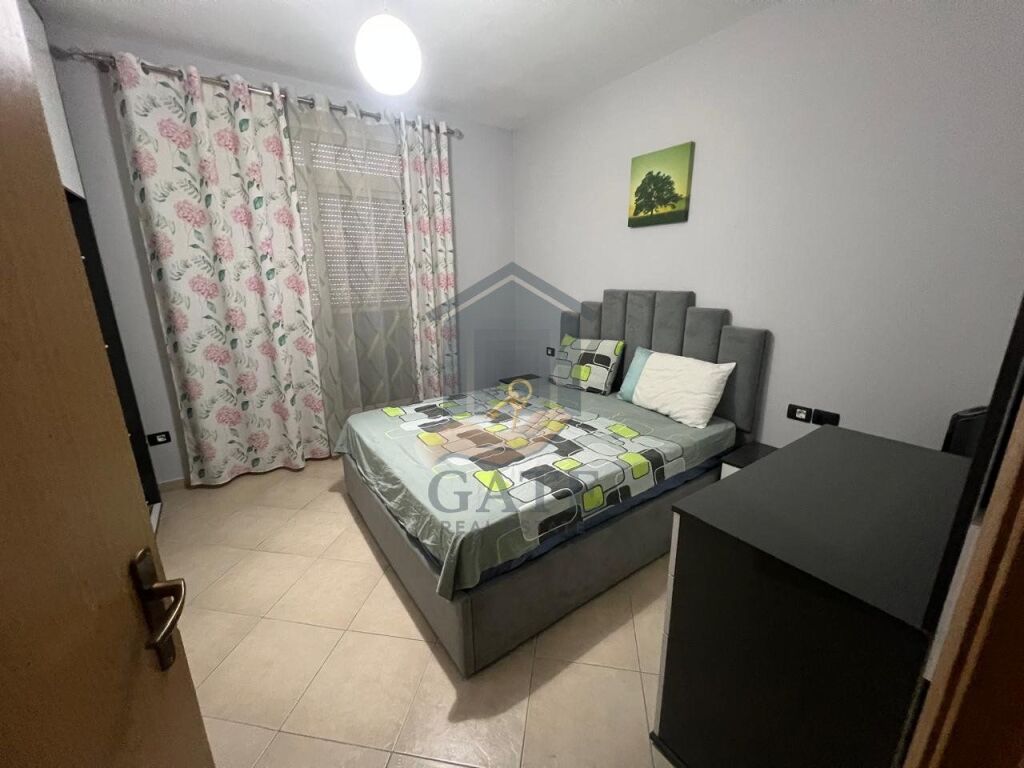 Jepet me qira apartament 1+1 në zonën e Shkëmbit të Kavajës