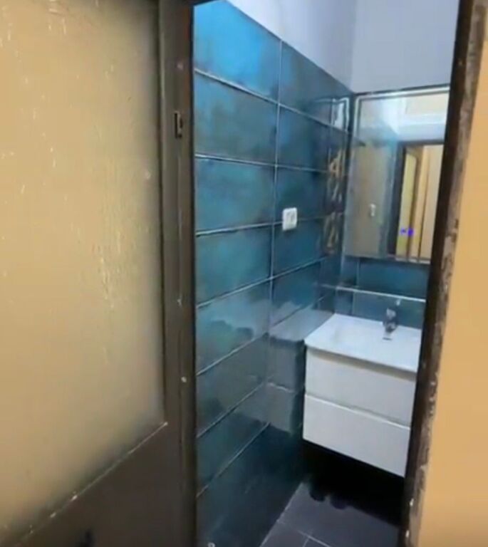 Apartament 1+1 (i modifikuar) tek Blloku i Ambasadave pranr Rruges se Durresit!