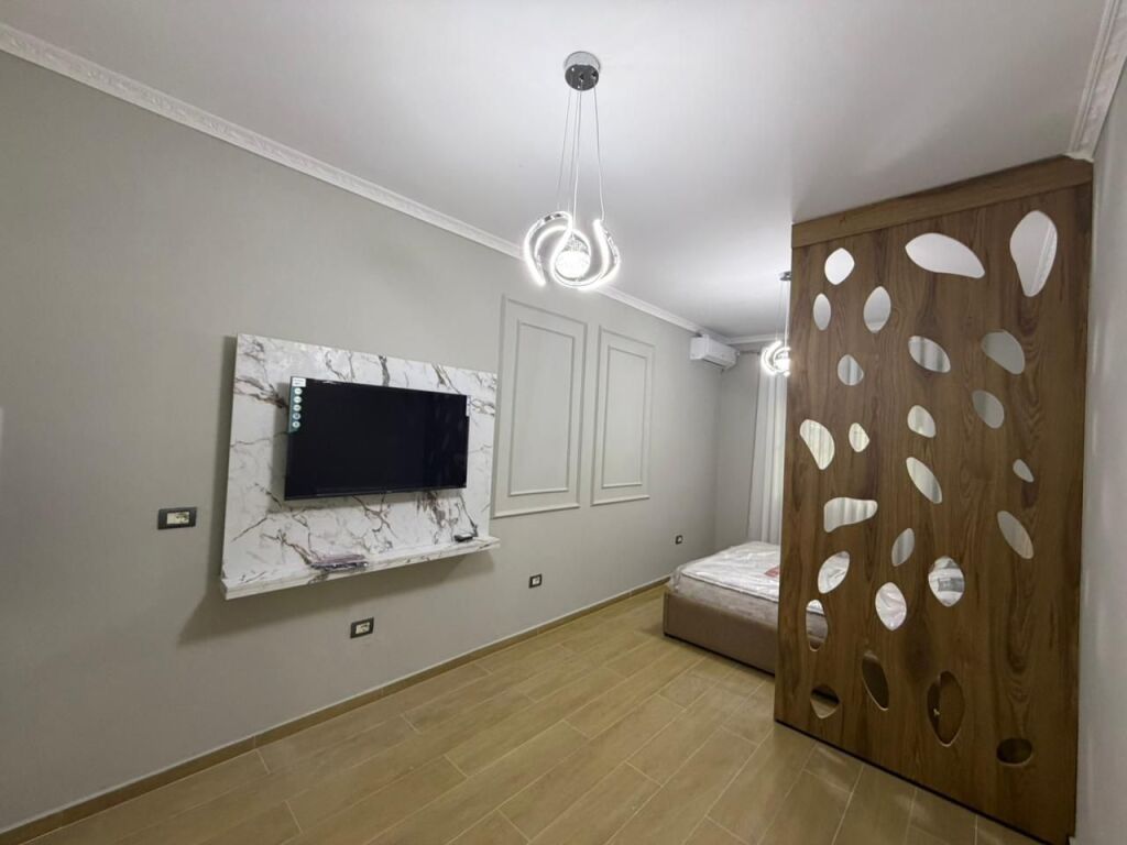 Shitet Garzoniere  shkembi kavajes  