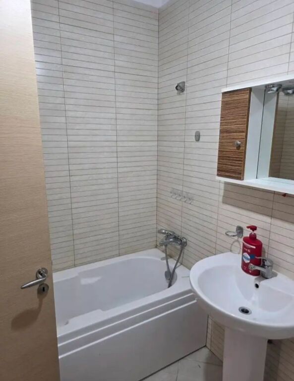 Jepet apartament 2+1+2 me qira ne Tirane, rruga Frosina Plaku
