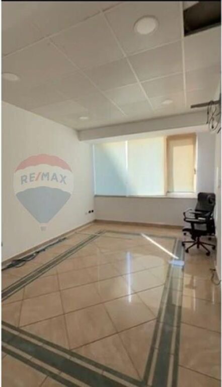 Jepet me Qira Ambjent për Zyra në Bllok