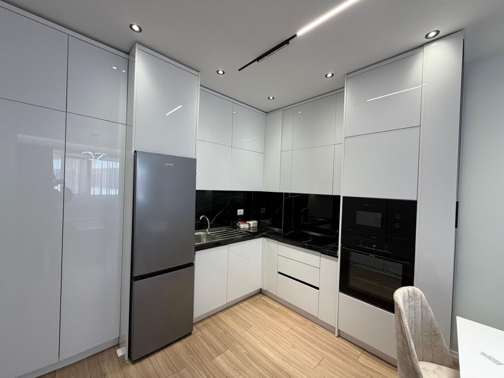 Jepet me Qera Apartament 1+1 , Astir