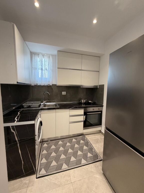 APARTAMNET ME QERA - RR. “5 MAJI”, MBAS QENDRES CONCORD,