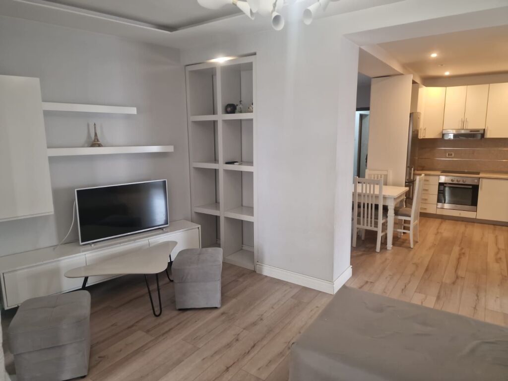Shitet apartament 2+1+2 te Komuna e Parisit