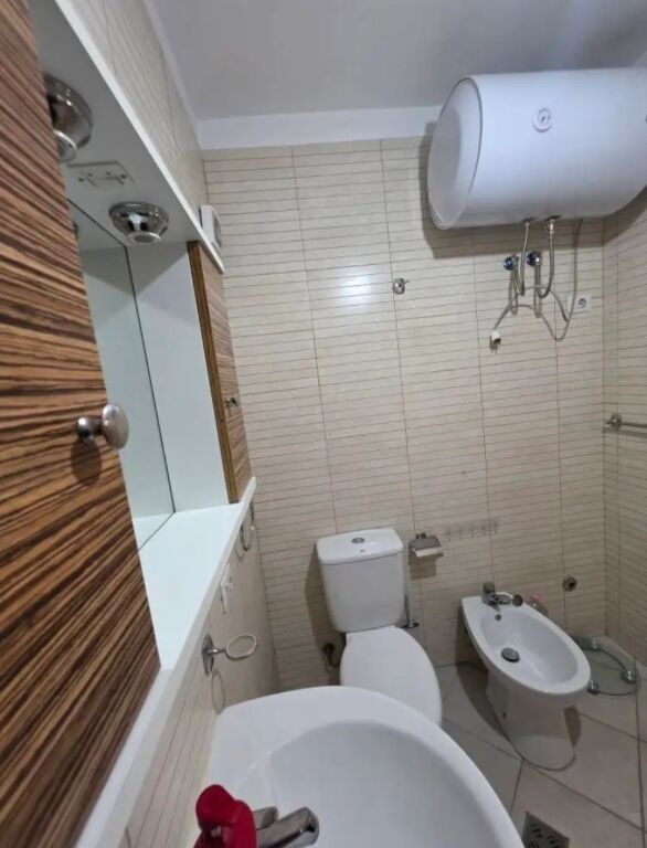 Jepet apartament 2+1+2 me qira ne Tirane, rruga Frosina Plaku