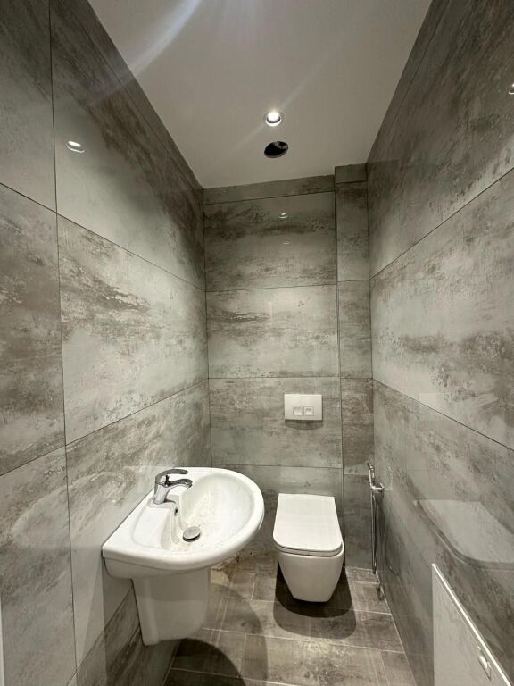 Ambient zyrash/biznesi prane Shkolles se Baletit