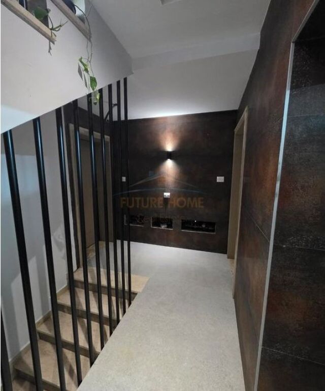 Shitet, Apartament 1+1+2, tek Ish Ekspozita, Tiranë