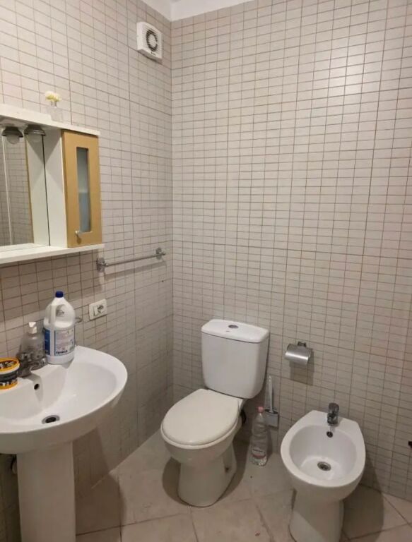 Jepet apartament 2+1+2 me qira ne Tirane, rruga Frosina Plaku