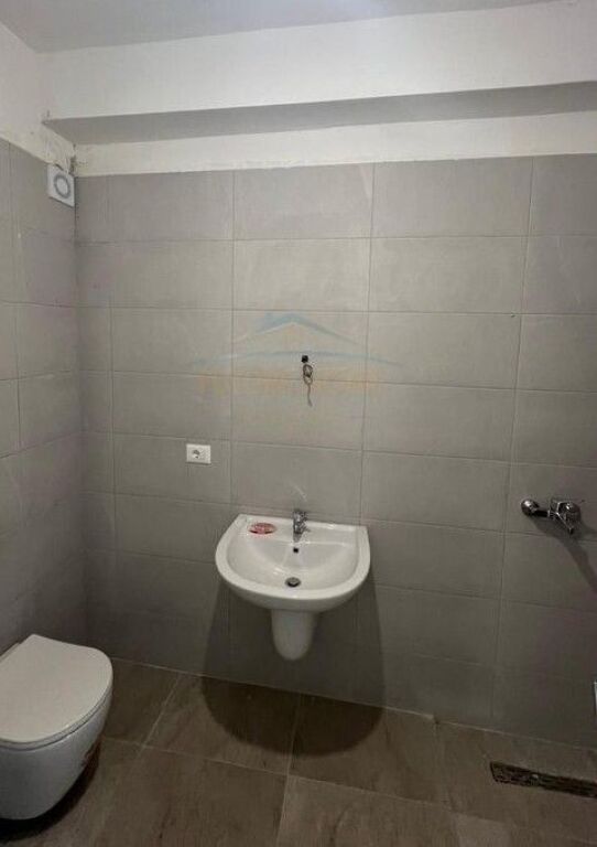 Qera, Ambient biznesi,Myslym Shyri